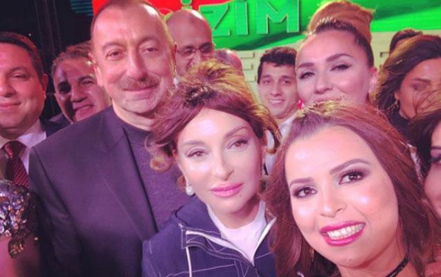 Prezident və ailəsi sənətçilərlə bir arada -  FOTOLAR